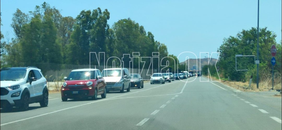 Crotone, la rotatoria della discordia: lunghe code, prosegue il malcontento degli automobilisti - Foto: Redazione