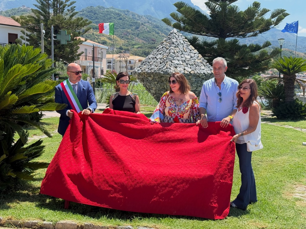 Diamante inaugura la Panchina della Ginestra, simbolo di impegno contro la violenza sulle donne - Foto: Uff. Stampa Comune di Diamante