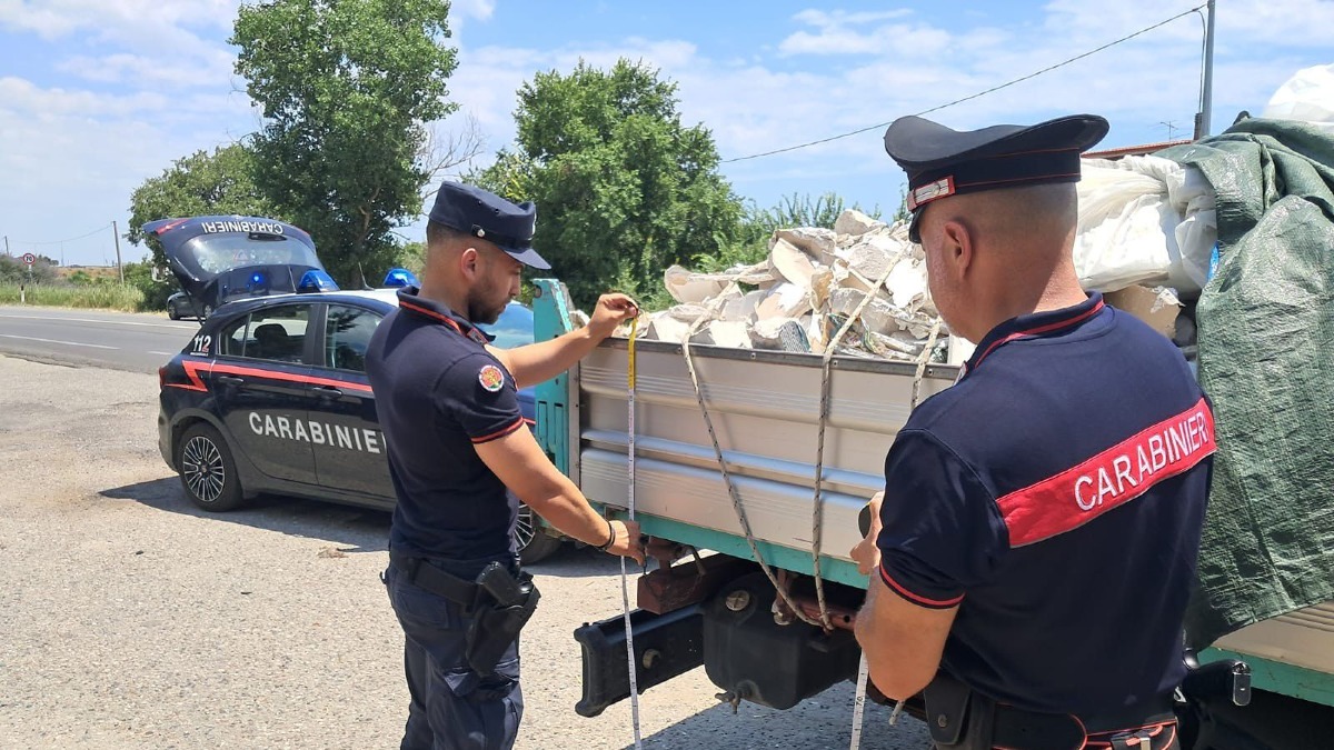 Sequestrato autocarro con 15 quintali di rifiuti edili sulla Statale 106: denunciato un 42enne - Foto Uff. Stampa Carabinieri 