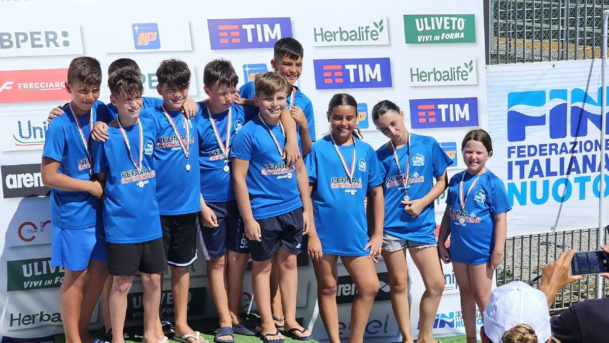 Kroton Nuoto, trionfo alle finali regionali Esordienti: oro nella staffetta e tanti sorrisi - Foto Stampa Kroton Nuoto 