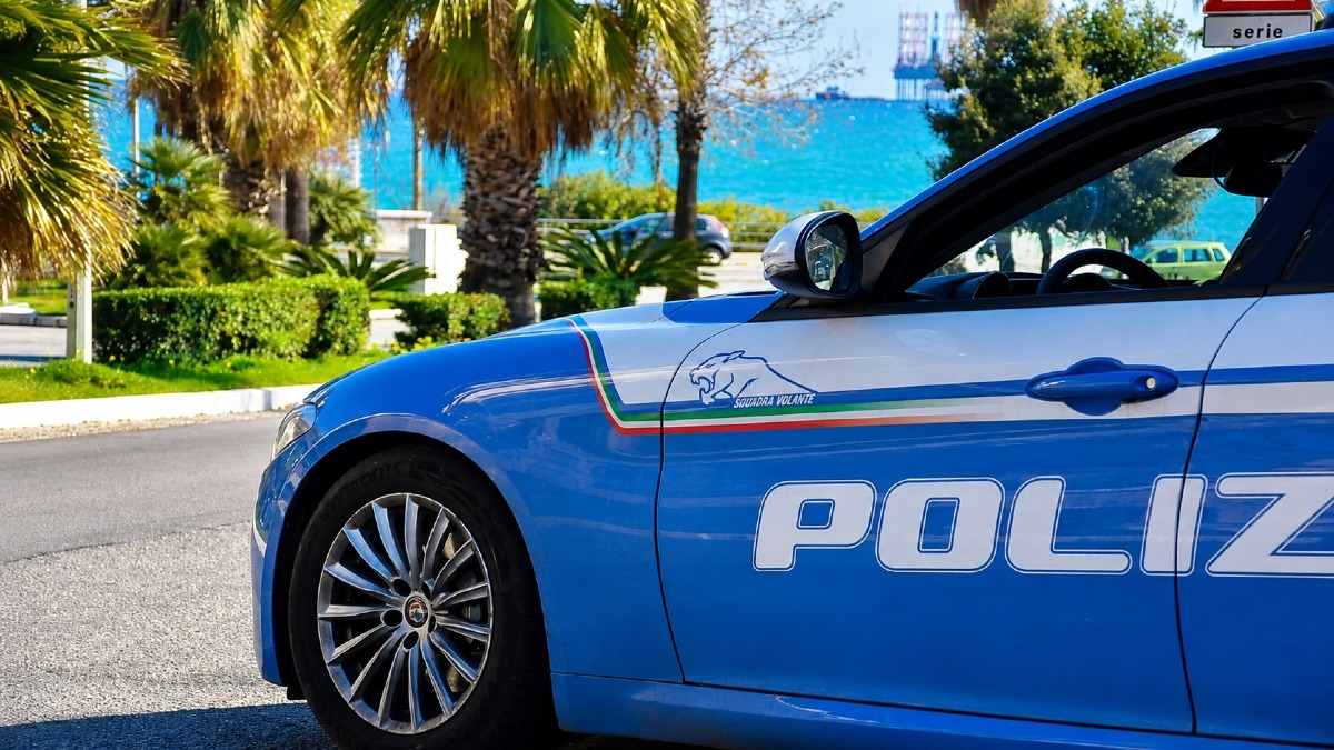 Cutro, scoperto lavoratore in nero in uno stabilimento balneare: attività sospesa - Foto Uff. Stampa Questura di Crotone 