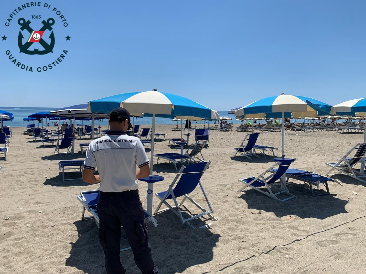 Spiaggia occupata abusivamente a Cirò Marina: tre titolari denunciati - Foto: Ufficio stampa Guardia Costiera di Crotone