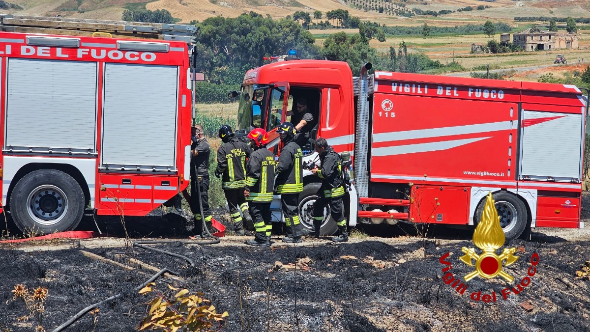  Dopo Papanice, altri due incendi: fiamme a Cantorato e Rocca di Neto - Foto: Vigili del Fuoco Crotone 