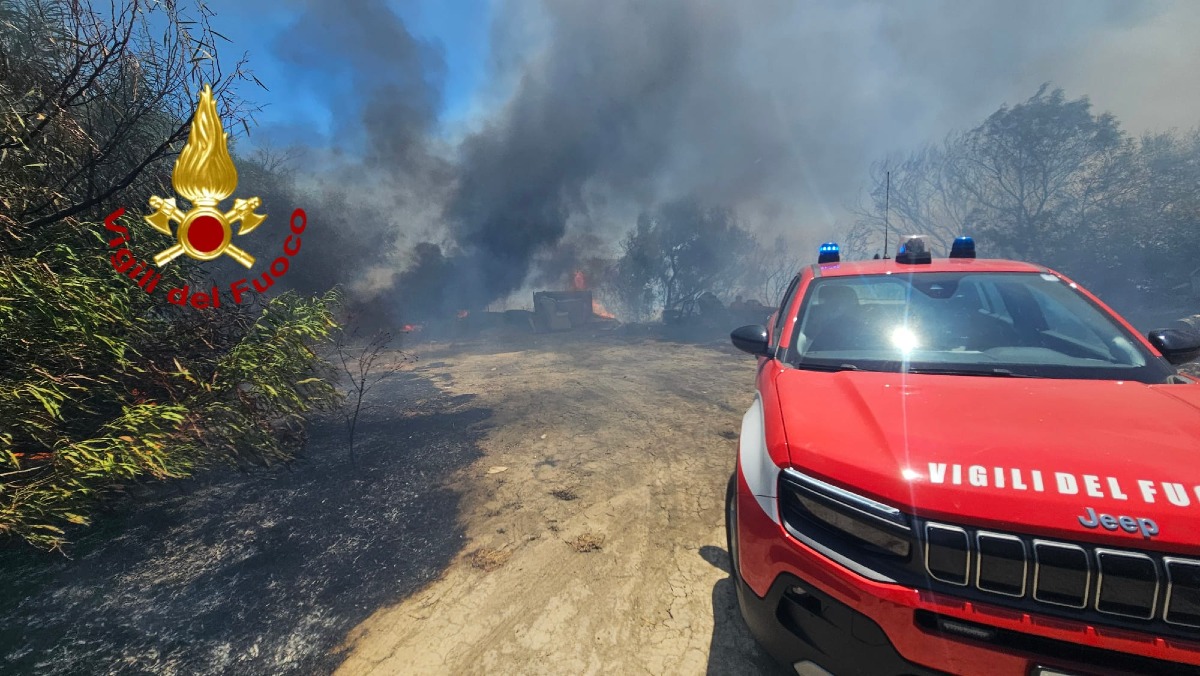 (Foto) Crotone - A Papanice ore di paura: incendio domato dai Vigili del Fuoco - Foto: Vigili del Fuoco Crotone 