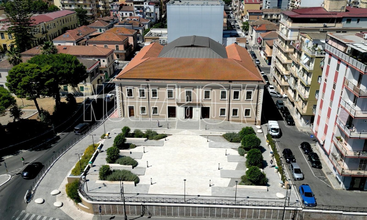 Crotone - Il piazzale del teatro comunale diventa il palco della positività - Foto: Redazione 