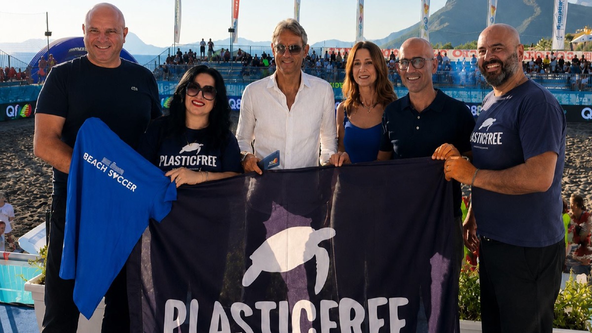 A Praia a Mare la Poule Scudetto di Beach Soccer gioca al fianco di Plastic Free - Foto Uff. Stampa Plastic Free 