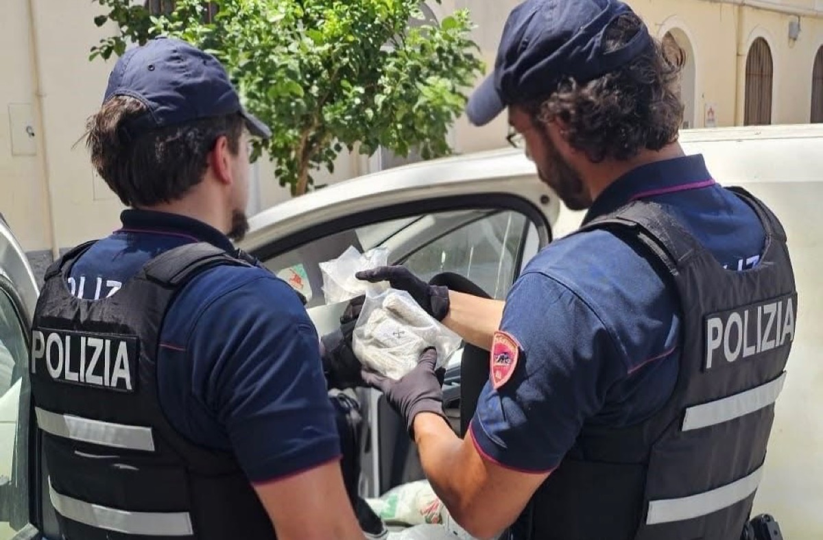 Crotone, un chilo di hashish nascosto nel centro storico: scoperto in un furgone - Foto Uff. Stampa Questura di Crotone 