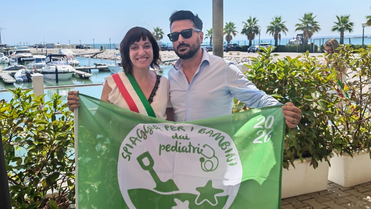 Crosia conferma la Bandiera Verde 2026: premiata la spiaggia delle famiglie - 