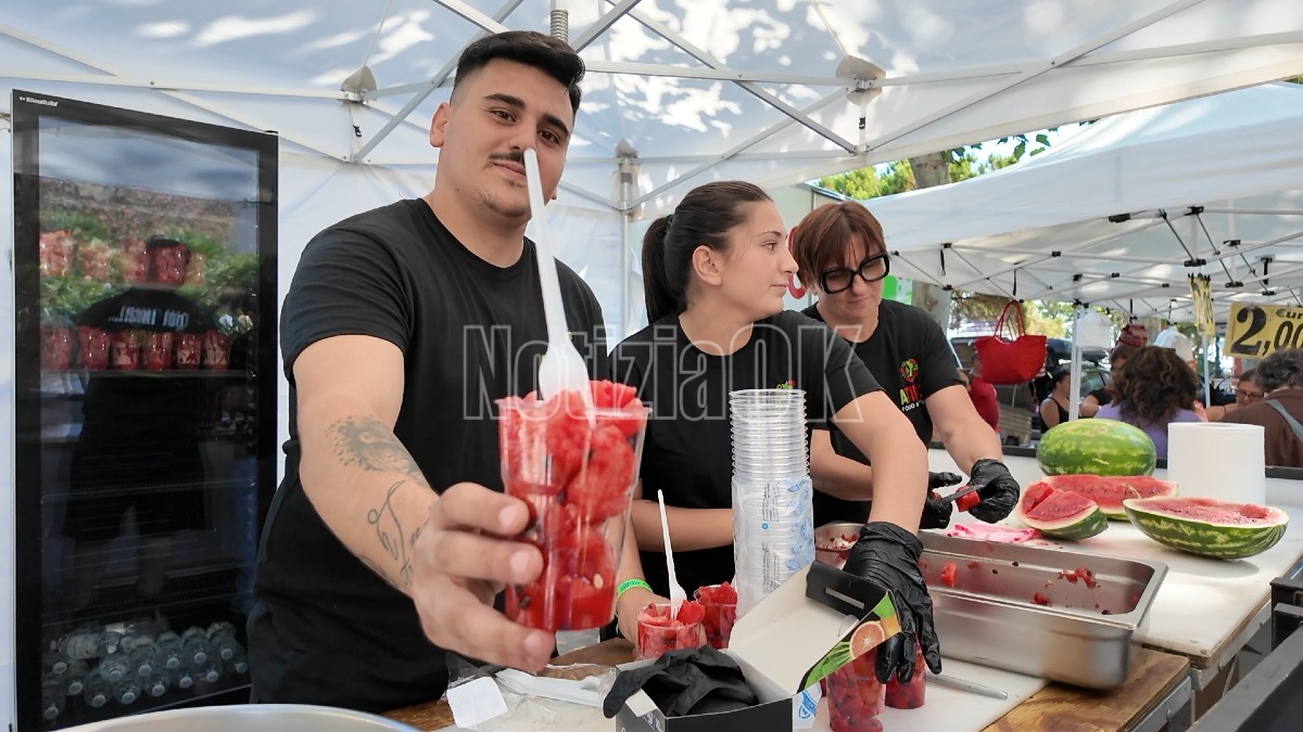 (VIDEO) Crotone - Mercato domenicale, il caldo non ferma gli acquisti  - Foto: Redazione 