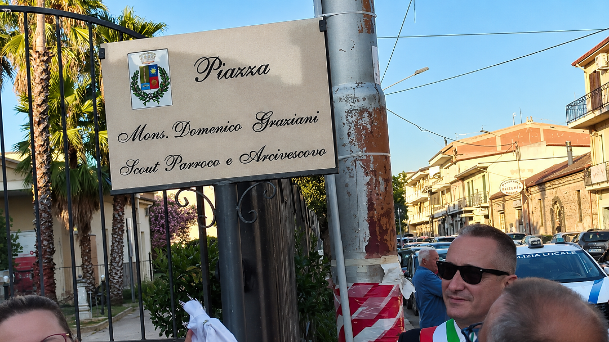 Botricello inaugura Piazza Monsignor Domenico Graziani, il ricordo del prete scout vive  -   Foto Uff. Stampa Comune di Botricello 