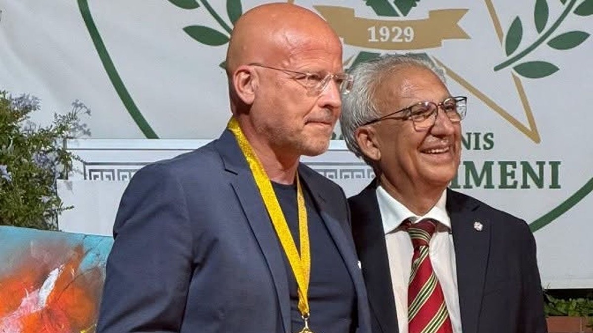 Crotone, il Questore Renato Panvino riceve il Premio Nazionale Città di Reggio Calabria - Foto Uff. Stampa Questura di Crotone 
