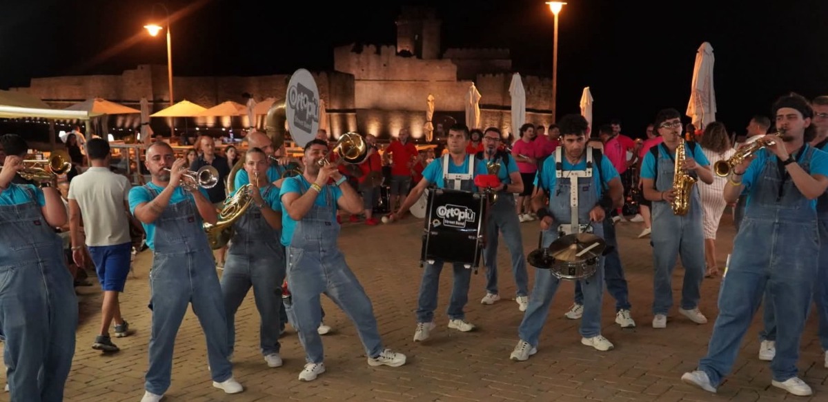 Le Castella conquista il pubblico con Viadibanda Babylon – Asylon Fest - Foto: Uff. Stampa Comune di Isola di Capo Rizzuto