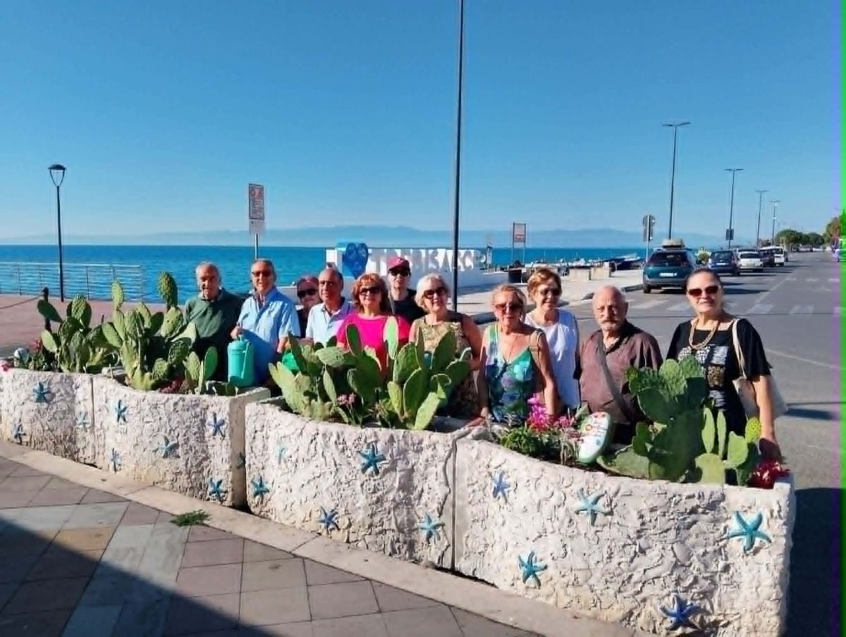 Trebisacce, i volontari di Età Serena si prendono cura delle fioriere del lungomare - Foto: Uff. Stampa Comune di Trebisacce