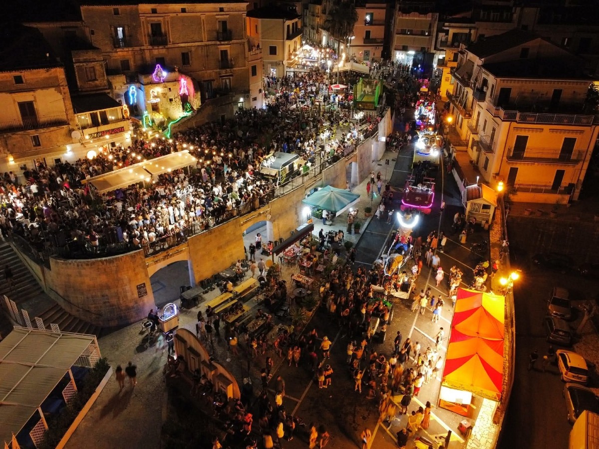 San Lucido si veste a festa: torna "A Vulata" con tre giorni di eventi e Carnevale Estivo - Foto Uff. Stampa BM & Associati S.R.L.S. 
