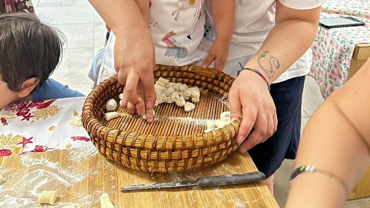 Lattarico, al nido "Regina" la tradizione si impara con le mani: bambini protagonisti della pasta fatta in casa - Foto Uff. Stampa Comune di Lattarico 
