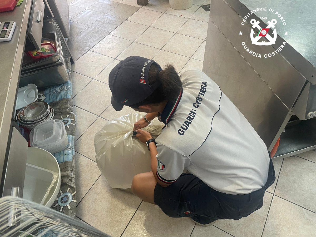Crotone - Lidi e ristoranti nel mirino della Guardia Costiera. Multe e sequestri - Foto: Ufficio stampa Guardia Costiera di Crotone