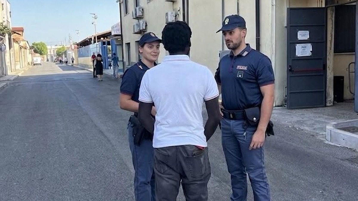 Crotone, la comunità dei migranti premia l’Ufficio Immigrazione della Questura - Foto Uff. Stampa Questura di Crotone