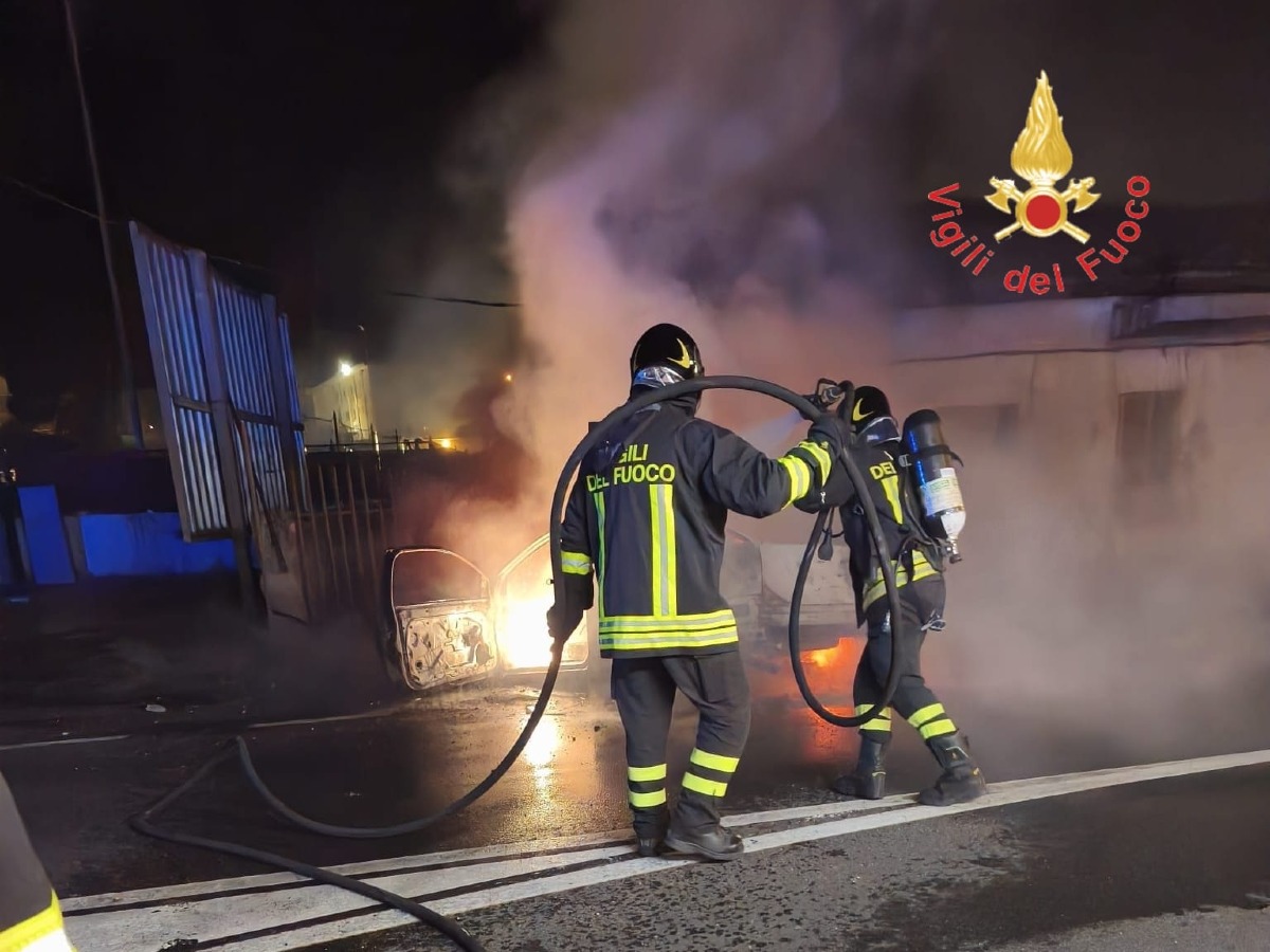 (VDEO) Catanzaro, auto prende fuoco dopo un incidente in viale Magna Græcia - Foto Uff. Stampa Vigili del fuoco