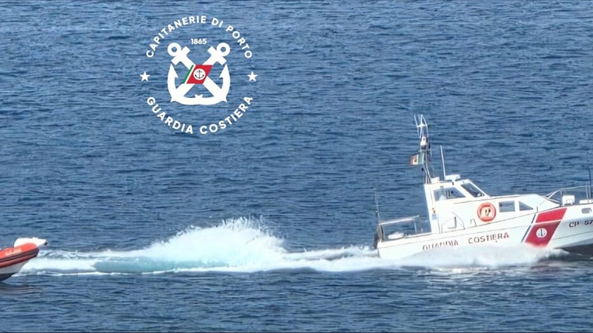 Controlli sulle spiagge, Guardia Costiera libera altri 375 metri quadrati di demanio a Cirò Marina - Foto Uff. Stampa Guardia Costiera Crotone