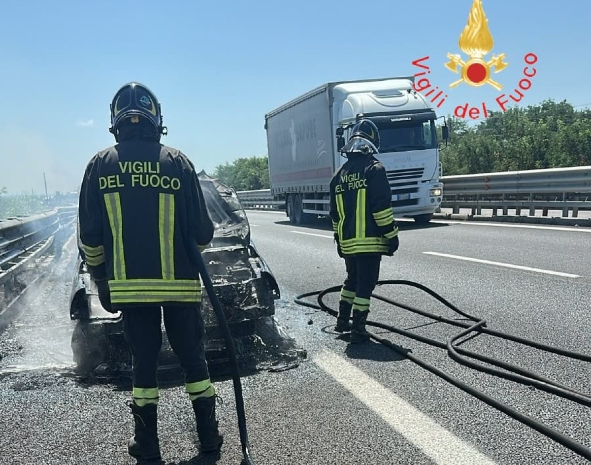 Lamezia Terme, auto in fiamme sull'A2: incendio coinvolge anche le sterpaglie - 