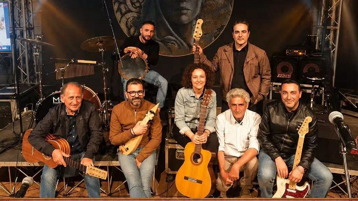 Gli Astiokena in concerto a Papanice: una serata di musica popolare in Piazza Europa - Foto Locandina Ufficiale 