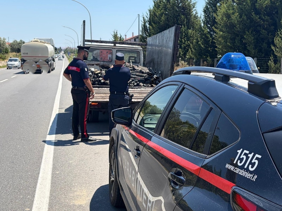 Sellia Marina, trasportavano oltre 700 chili di rifiuti pericolosi: tre denunciati dai Carabinieri - Foto Uff Stampa Carabinieri