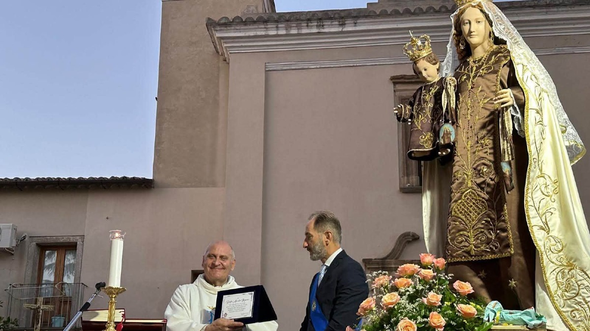 Graziano Di Natale alle celebrazioni della Madonna del Carmine: consegnata una targa a Padre Aurelio Marino - Foto Uff. Stampa Graziano di Natale