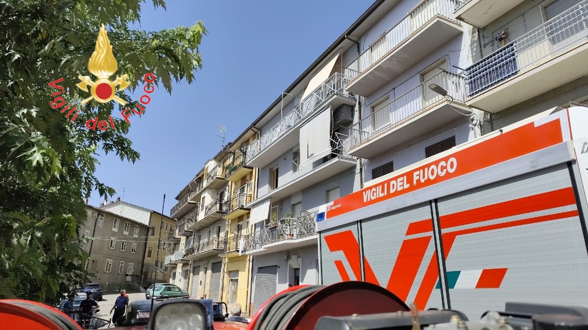 Esplosione in un appartamento a San Giovanni in Fiore: due feriti, uno è grave - Foto Uff. Stampa Vigili del fuoco
