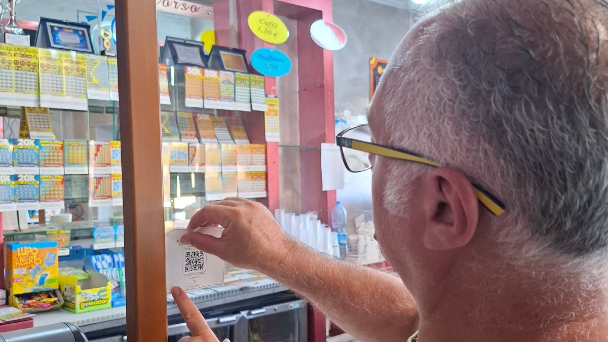 Cotronei, arrivano gli adesivi con QR Code: in rete attività, servizi ed eventi del territorio - Foto Uff. Stampa Associazione Emigrati Cotronei 