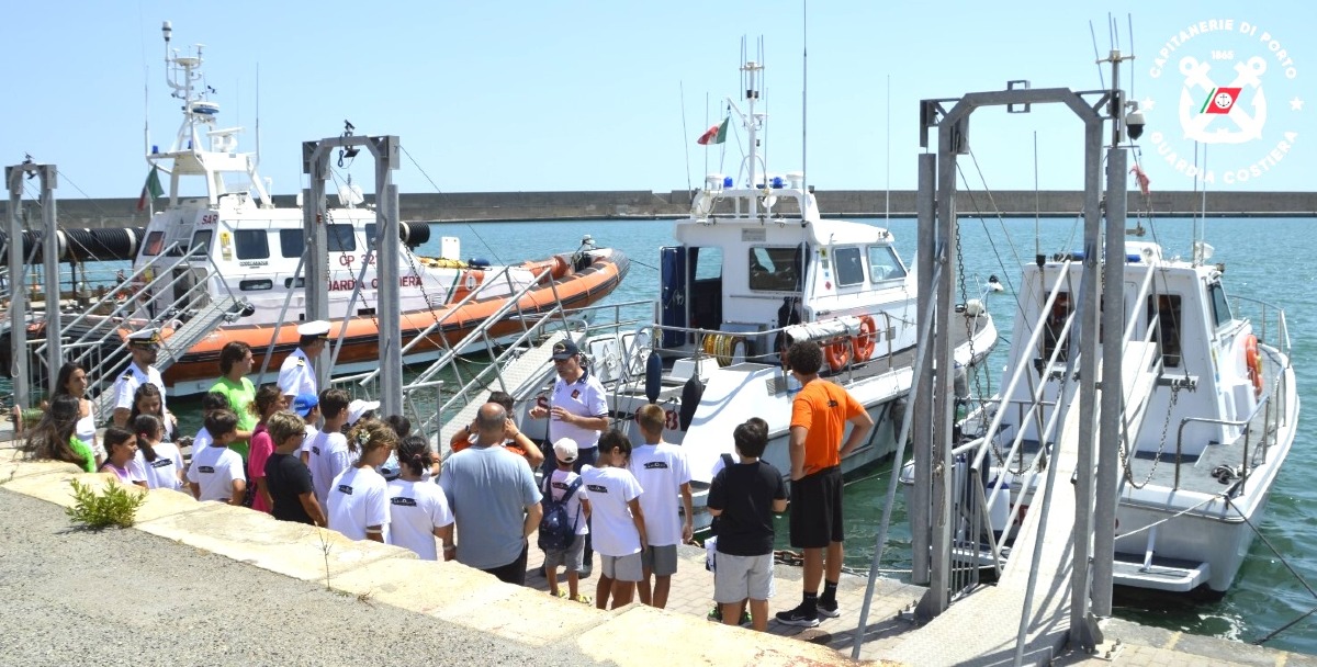 Guardia Costiera di Crotone, 44 bambini scoprono il mare e il lavoro dei militari - Foto Uff. Stampa Capitaneria di Porto Crotone