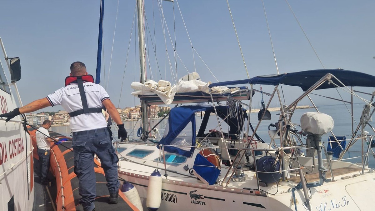 Guardia Costiera salva barca austriaca in difficoltà a 36 miglia da Capo Colonna - Foto Uff Stampa Capitaneria di Porto Crotone 