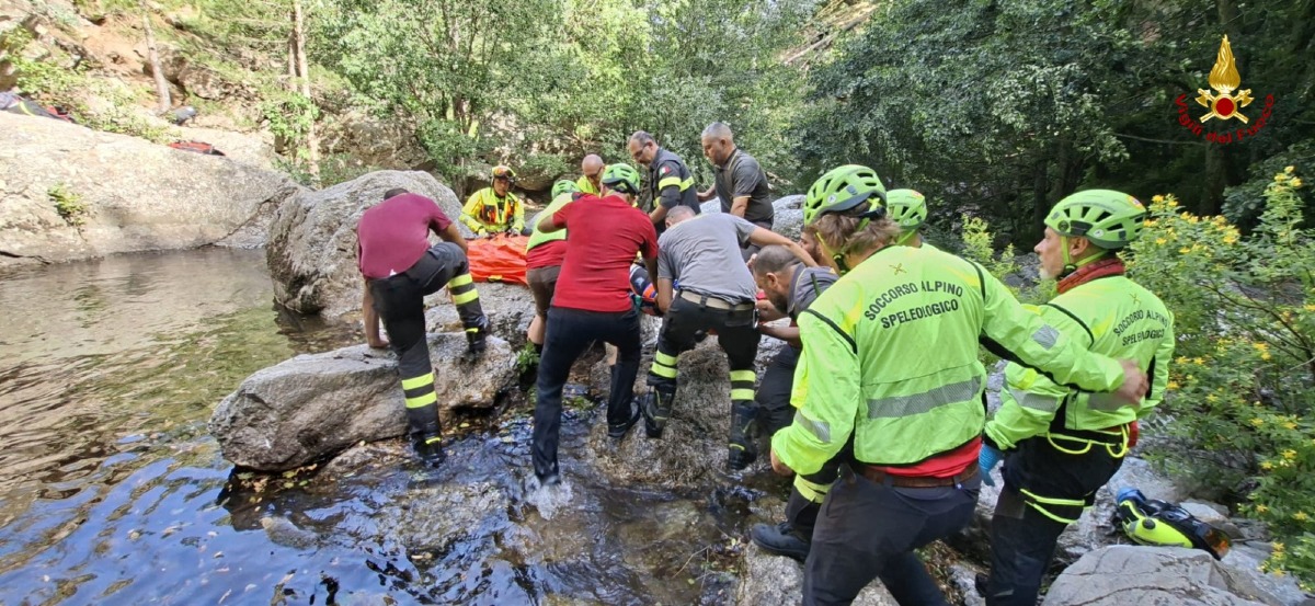 Roccaforte del Greco, escursionista cade in un dirupo: recuperato con l'elicottero Drago dei Vigili del Fuoco - Foto Uff. Stampa Vigili del fuoco 