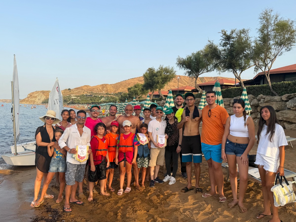 Crotone, successo per la Giornata Ecologica: giovani volontari in campo per ripulire il litorale - Foto Uff. Stampa Rotaract 