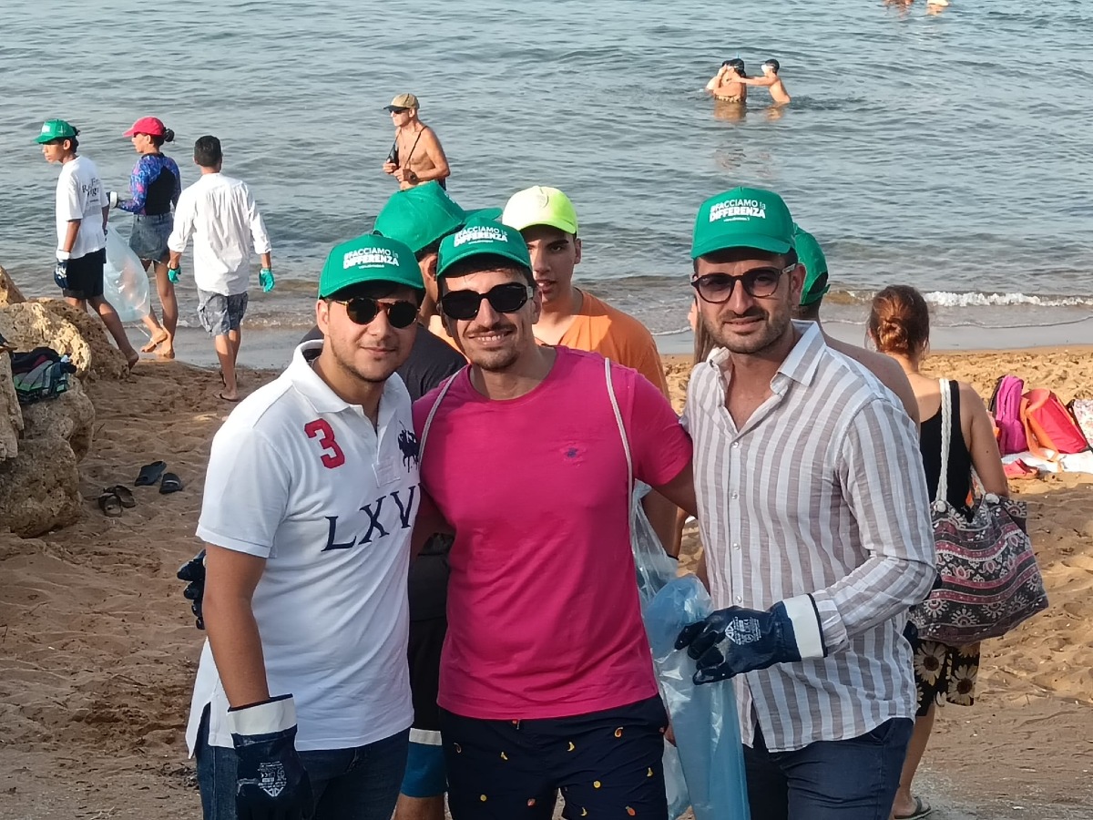 Crotone, il Rotaract ripulisce il litorale: volontari in azione sulla spiaggia di Casarossa - Foto Uff. Stampa Rotaract 