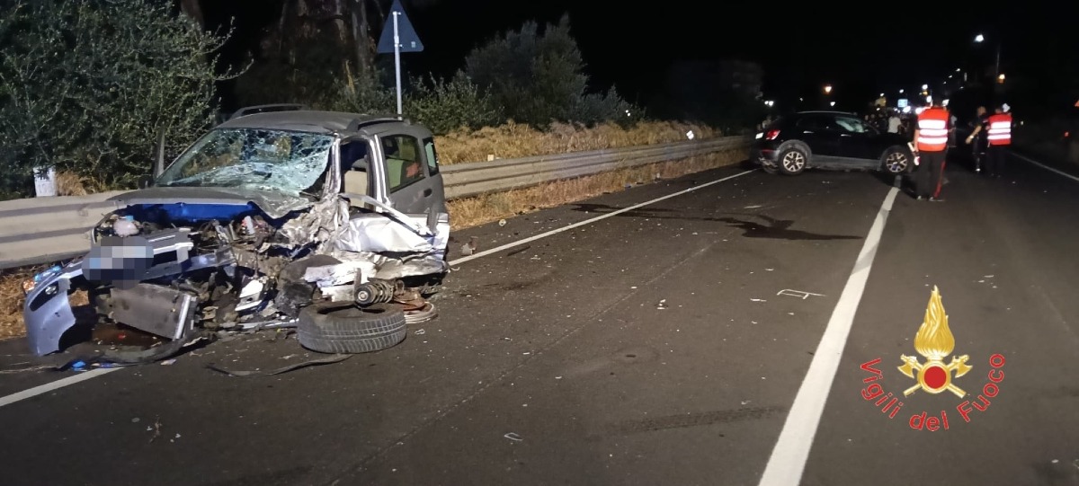 Tragico incidente sulla SS 106: muore un giovane, ferite altre due persone - Foto uff. stampa vigli del fuoco