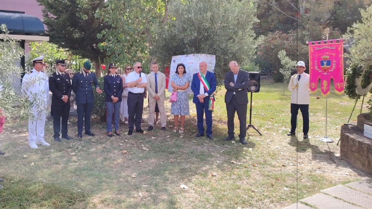 Crotone ricorda Paolo Borsellino e la sua scorta: al Giardino Falcone-Borsellino il tributo nel 34° anniversario della strage - Foto: Uff. Stampa Comune di Crotone 