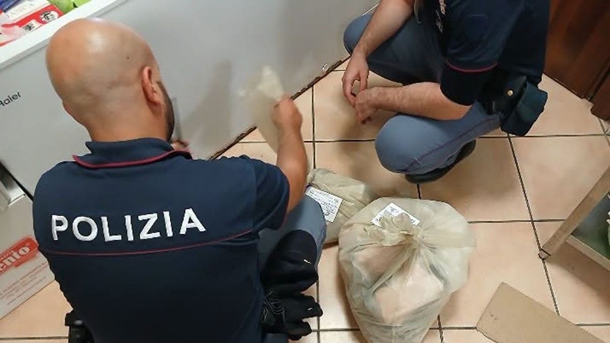 Crotone, locale sospeso dalla Polizia: sequestrati 81 chili di alimenti senza tracciabilità - Foto Uff. Stampa Questura di Crotone 