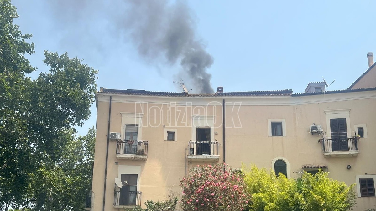 Crotone - Paura in viale Regina Margherita: prende fuoco un climatizzatore - Foto: Redazione 