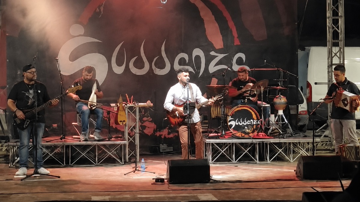 Davoli celebra San Vittore con i Suddanza: il ritmo della musica etno-popolare anima la festa - Foto Locandina Ufficiale 