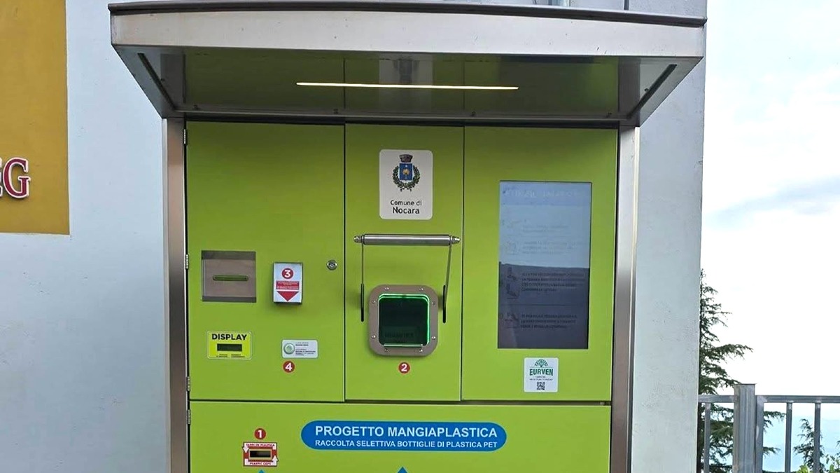 Nocara, attivo il nuovo ecocompattatore per il riciclo delle bottiglie in PET - Foto Uff. Stampa Comune di Nocara 