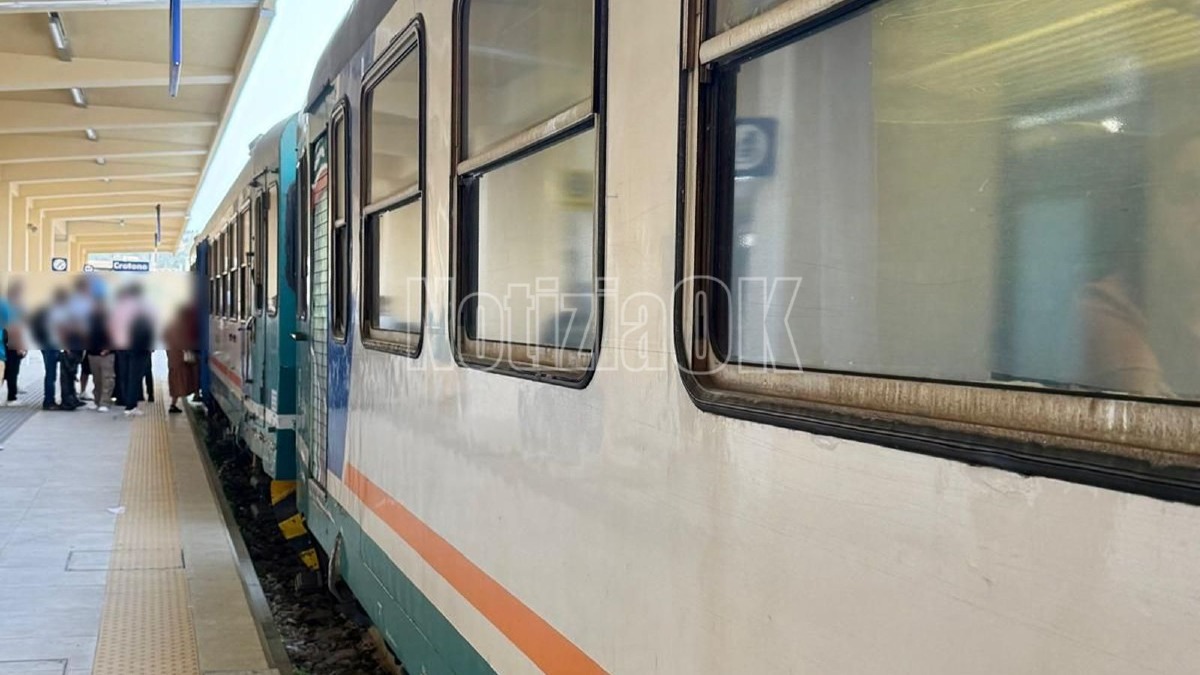Pendolari esasperati sulla Crotone-Catanzaro: "Viaggiamo su una littorina degli anni '70, senza aria condizionata" - Foto: Redazione 