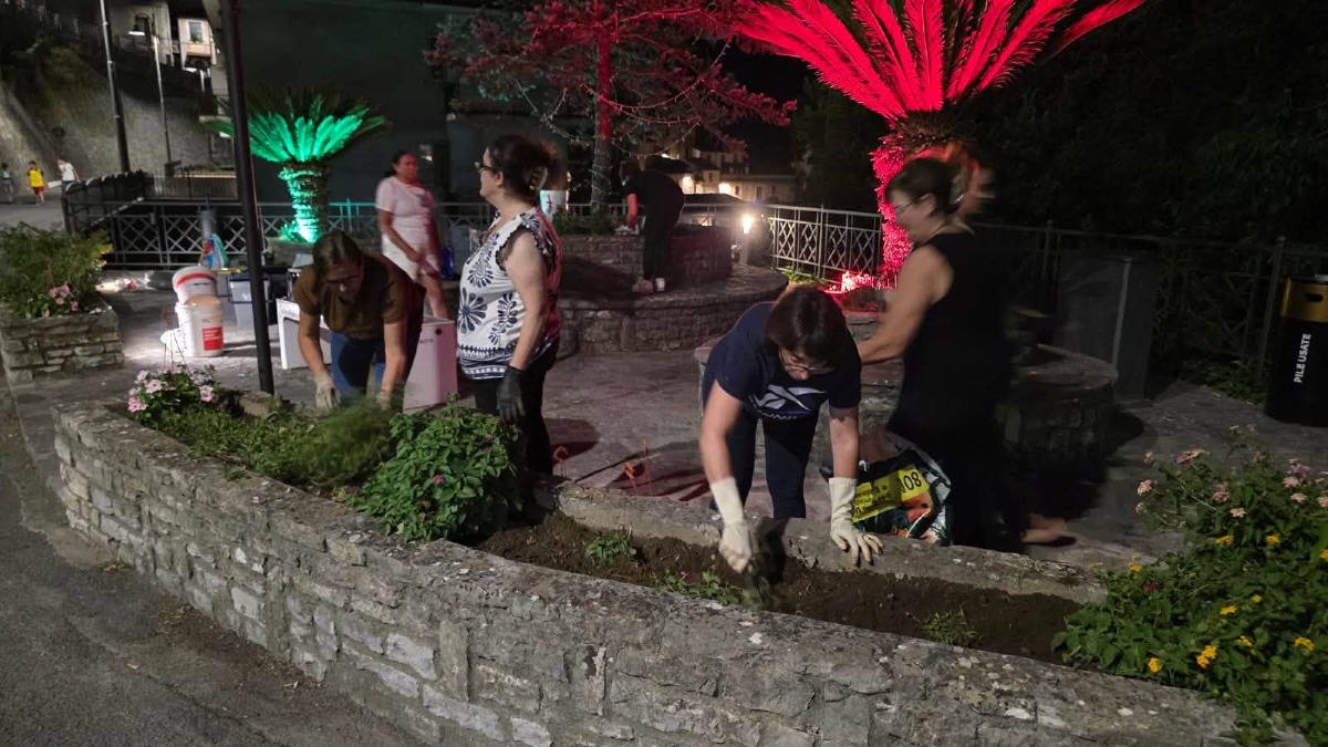 Orsomarso, volontarie in azione per il decoro urbano: piantati nuovi fiori in Largo Dalla Chiesa e Piazza Aldo Moro - Foto Uff. Stampa Comune di Orsomarso