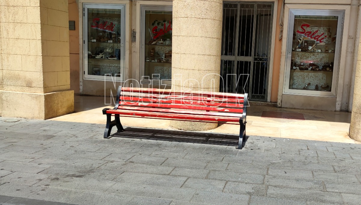 Crotone, la panchina rossa ha perso il suo colore: un simbolo da restituire alla città - Foto: Redazione