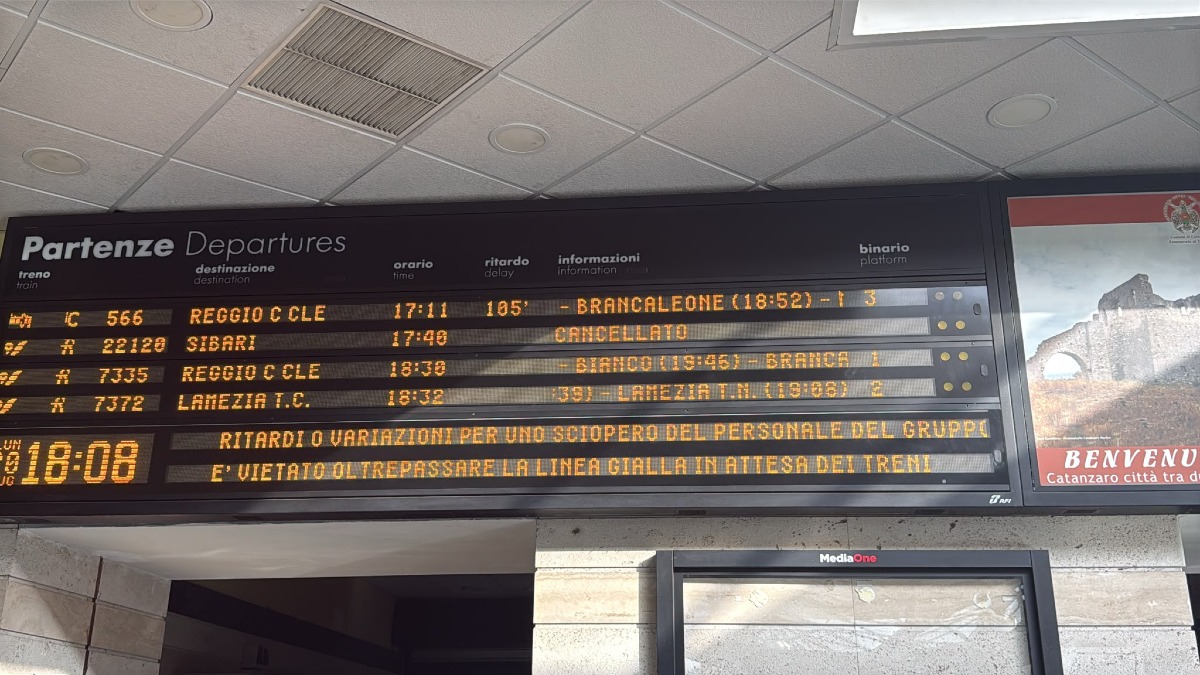 Treno mai arrivato, rabbia alla stazione di Catanzaro Lido: poi il bus sostituivo per un'Odissea - Foto: Redazione 
