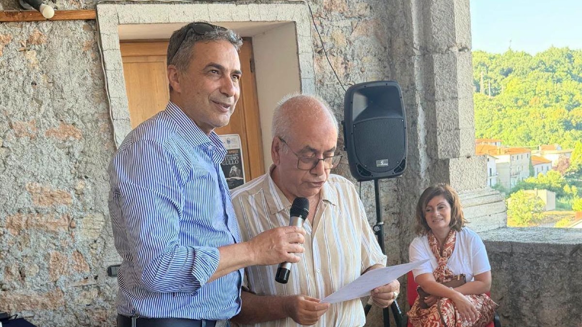 Grimaldi celebra il merito scolastico: consegnata la borsa di studio "Mario Aiello" - Foto Uff. Stampa Comune di Grimaldi 
