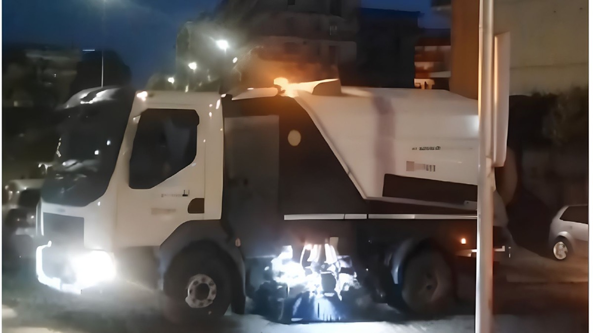 Crotone, al via nella notte il piano straordinario di pulizia: mezzi, operatori e volontari in azione - Foto: Uff Stampa Comune di Crotone 
