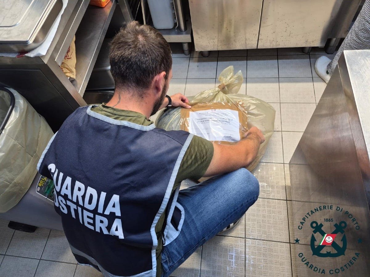 Controlli della Guardia Costiera di Crotone: sanzioni per stabilimenti balneari e ristoranti - Foto: Uff. Stampa Comune di Capitaneria di Porto di Crotone