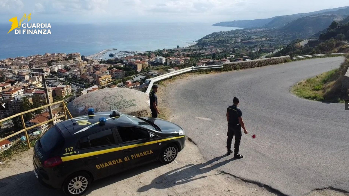 Guardia di Finanza in azione sulle coste vibonesi: sequestrati oltre 7.300 prodotti irregolari - Foto: Uff. Stampa Guardia di Finanza di Vibo Valentia