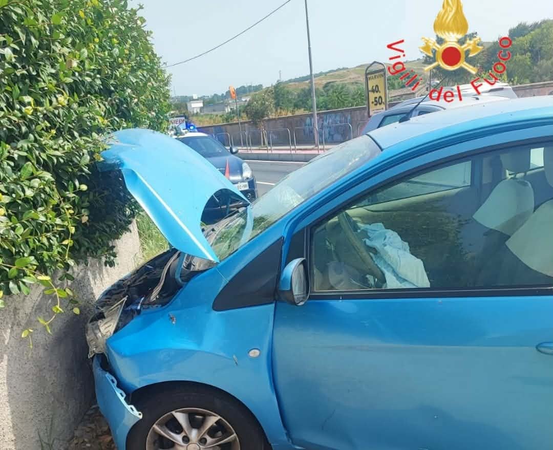 Scontro tra due auto in via Conti Falluc a Catanzaro: tre feriti - Foto: Uff. Stampa Comando dei Vigili del Fuoco di Catanzaro
