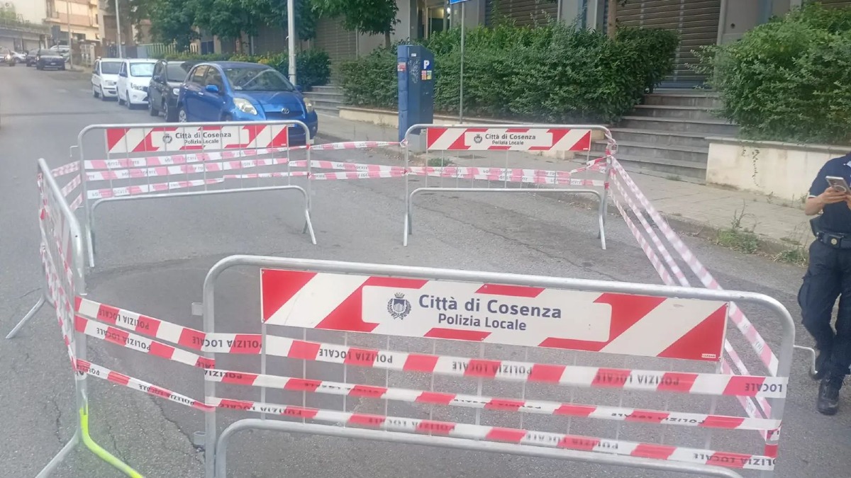 Cosenza - Cedimento stradale in via Aldo Moro, scatta la chiusura al traffico fino al 5 agosto - Foto Uff. Stampa Comune di Cosenza 
